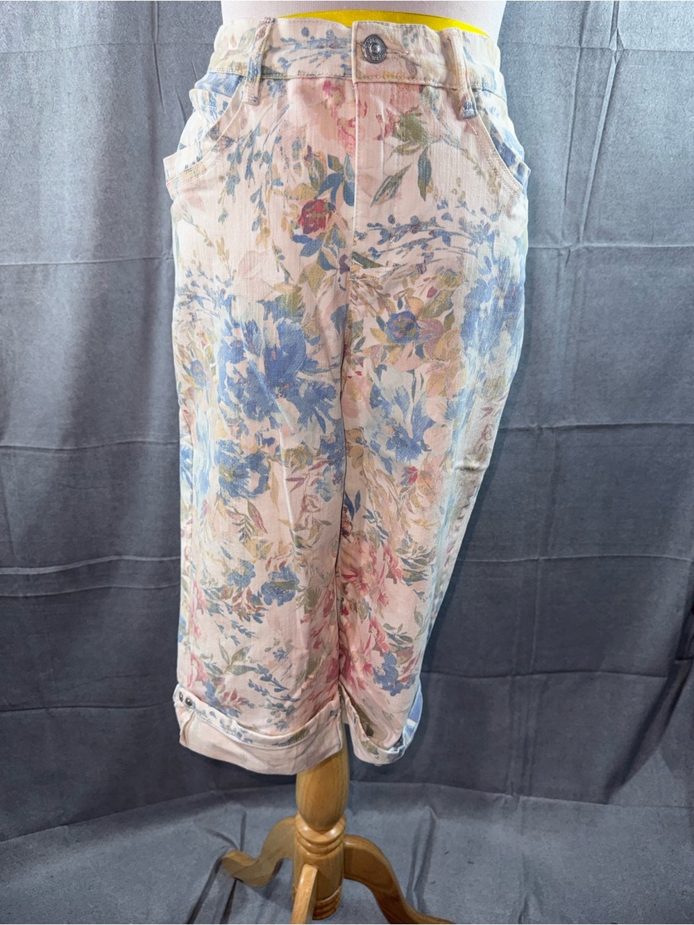 3236-Gloria Vanderbilt Floral Cropped Capris in Pastel Pink and Blue